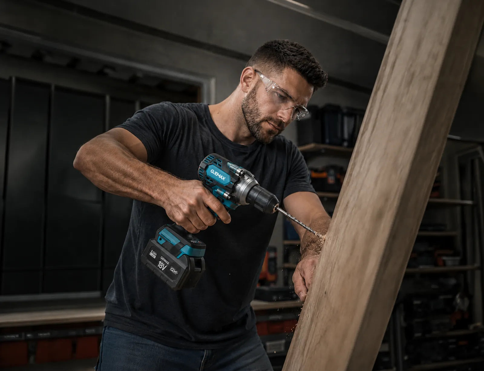 Handwerker bohrt mit GJEMAX Akku-Bohrmaschine in Holz